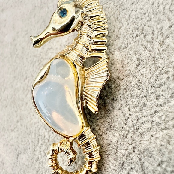 Vintage Gold Tone Seahorse With A Faux Moon Stone Jelly Belly Scatter Pin Brooch - Picture 2 of 4